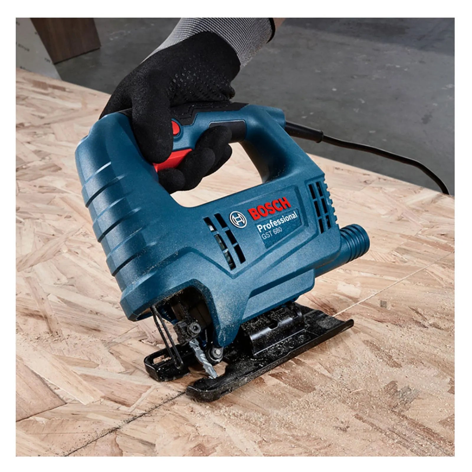 Sierra caladora GST680 110V 500W con 1 hoja de corte Bosch